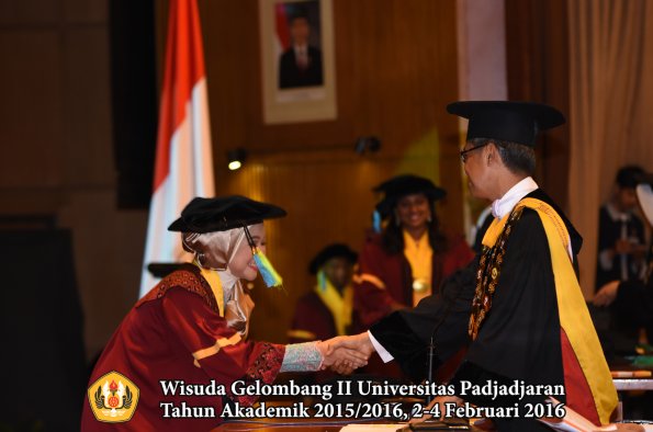 Wisuda Unpad Gel II TA 2015_2016  Fakultas Farmasi oleh Rektor  157