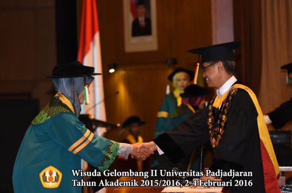 Wisuda Unpad Gel II TA 2015_2016   Fakultas Pertanian oleh Rektor  006