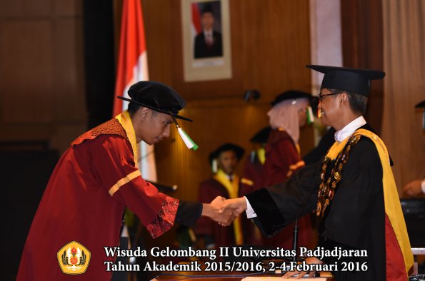 Wisuda Unpad Gel II TA 2015_2016   Fakultas Pertanian oleh Rektor  010