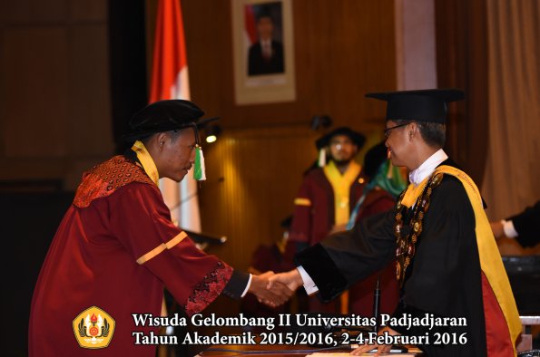 Wisuda Unpad Gel II TA 2015_2016   Fakultas Pertanian oleh Rektor  013