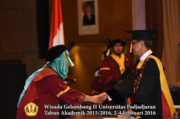 Wisuda Unpad Gel II TA 2015_2016   Fakultas Pertanian oleh Rektor  014