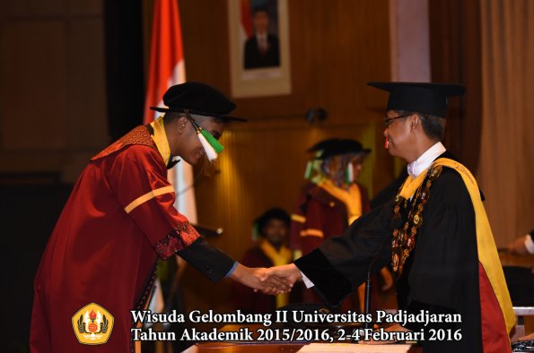Wisuda Unpad Gel II TA 2015_2016   Fakultas Pertanian oleh Rektor  051