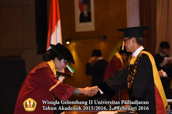Wisuda Unpad Gel II TA 2015_2016   Fakultas Pertanian oleh Rektor  070