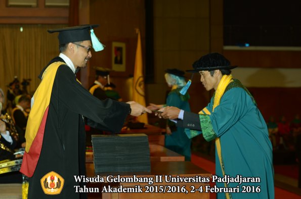 Wisuda Unpad Gel II TA 2015_2016 Fakultas Ilmu Budaya oleh Dekan  008