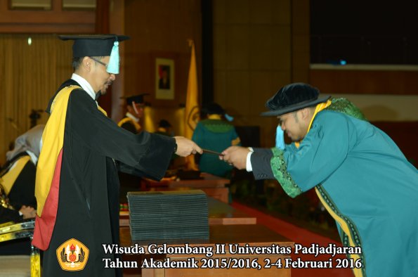 Wisuda Unpad Gel II TA 2015_2016 Fakultas Ilmu Budaya oleh Dekan  012