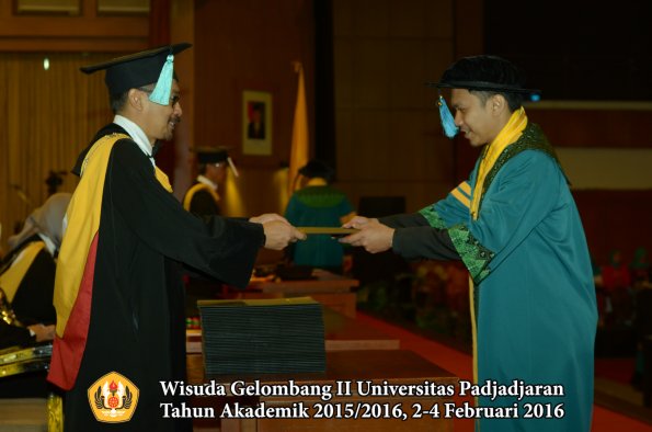 Wisuda Unpad Gel II TA 2015_2016 Fakultas Ilmu Budaya oleh Dekan  013