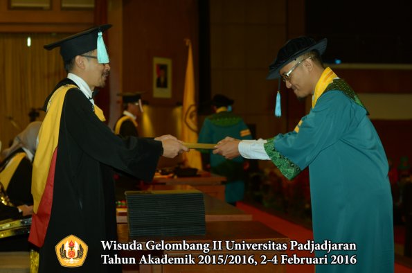 Wisuda Unpad Gel II TA 2015_2016 Fakultas Ilmu Budaya oleh Dekan  014