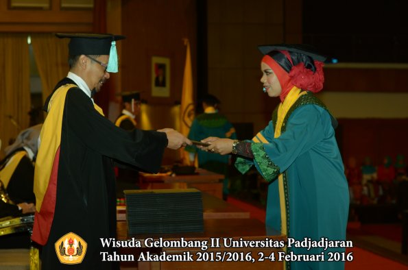 Wisuda Unpad Gel II TA 2015_2016 Fakultas Ilmu Budaya oleh Dekan  015