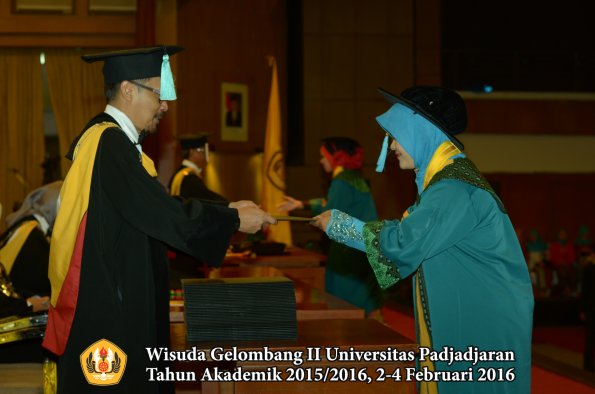 Wisuda Unpad Gel II TA 2015_2016 Fakultas Ilmu Budaya oleh Dekan  016