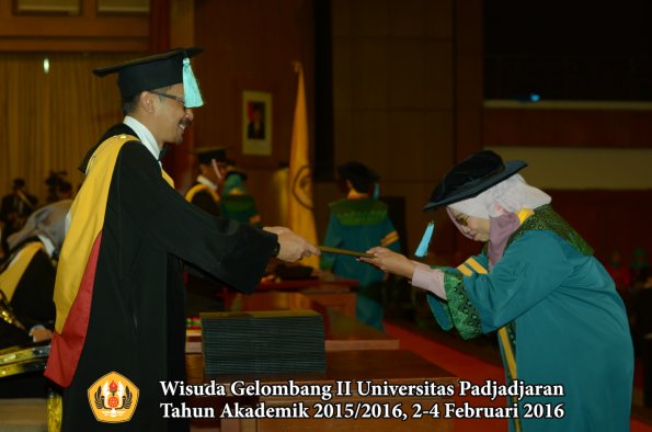 Wisuda Unpad Gel II TA 2015_2016 Fakultas Ilmu Budaya oleh Dekan  020
