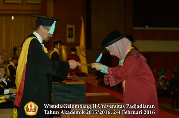 Wisuda Unpad Gel II TA 2015_2016 Fakultas Ilmu Budaya oleh Dekan  118