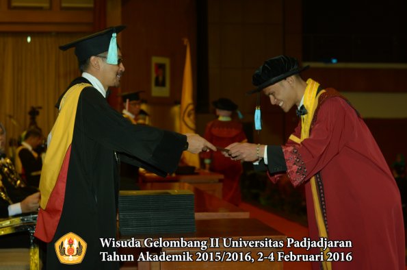 Wisuda Unpad Gel II TA 2015_2016 Fakultas Ilmu Budaya oleh Dekan  120