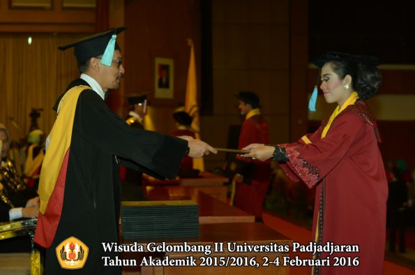 Wisuda Unpad Gel II TA 2015_2016 Fakultas Ilmu Budaya oleh Dekan  127