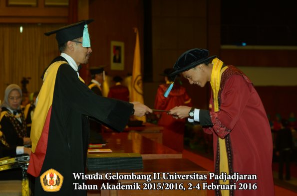 Wisuda Unpad Gel II TA 2015_2016 Fakultas Ilmu Budaya oleh Dekan  141