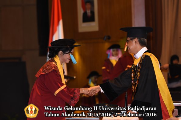 Wisuda Unpad Gel II TA 2015_2016  Fakultas Ilmu Budaya oleh Rektor  046