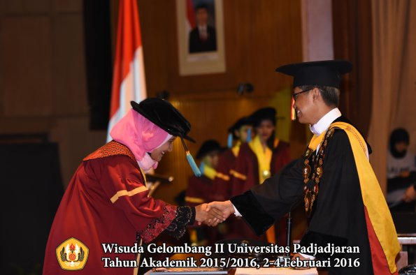 Wisuda Unpad Gel II TA 2015_2016  Fakultas Ilmu Budaya oleh Rektor  048