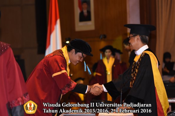 Wisuda Unpad Gel II TA 2015_2016  Fakultas Ilmu Budaya oleh Rektor  075