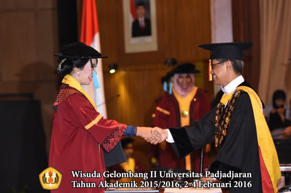 Wisuda Unpad Gel II TA 2015_2016  Fakultas Ilmu Budaya oleh Rektor  077