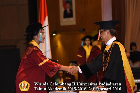 Wisuda Unpad Gel II TA 2015_2016  Fakultas Ilmu Budaya oleh Rektor  079
