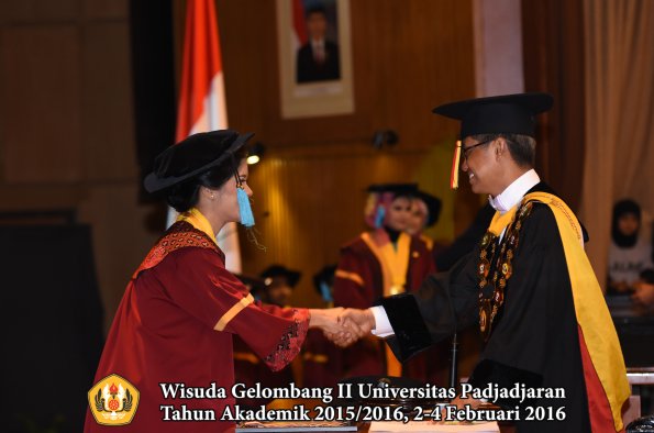 Wisuda Unpad Gel II TA 2015_2016  Fakultas Ilmu Budaya oleh Rektor  082