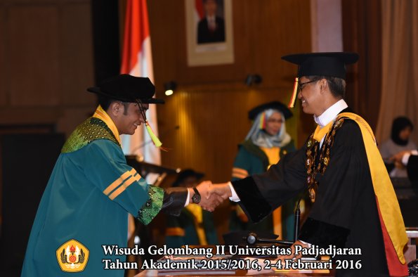Wisuda Unpad Gel II TA 2015_2016   Fakultas Mipa oleh Rektor  004