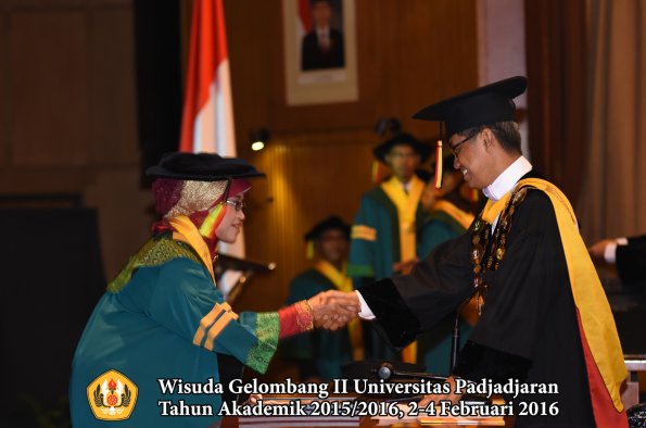 Wisuda Unpad Gel II TA 2015_2016   Fakultas Mipa oleh Rektor  006