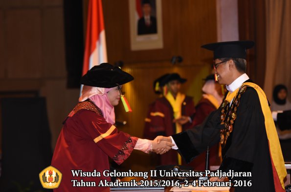 Wisuda Unpad Gel II TA 2015_2016   Fakultas Mipa oleh Rektor  039