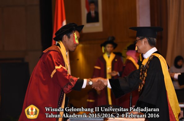 Wisuda Unpad Gel II TA 2015_2016   Fakultas Mipa oleh Rektor  042