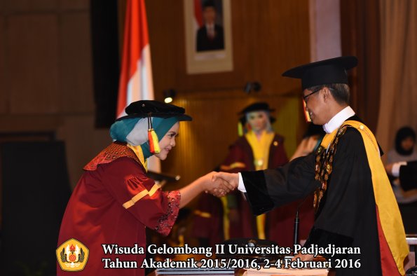Wisuda Unpad Gel II TA 2015_2016   Fakultas Mipa oleh Rektor  046