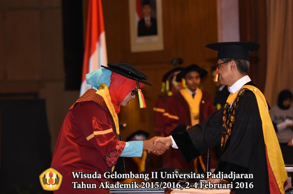 Wisuda Unpad Gel II TA 2015_2016   Fakultas Mipa oleh Rektor  049