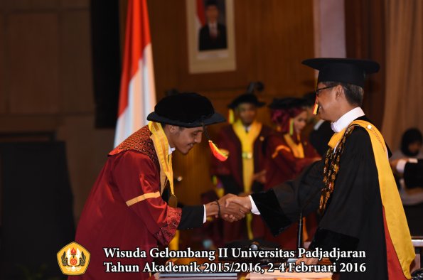 Wisuda Unpad Gel II TA 2015_2016   Fakultas Mipa oleh Rektor  050