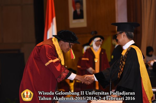 Wisuda Unpad Gel II TA 2015_2016   Fakultas Mipa oleh Rektor  057