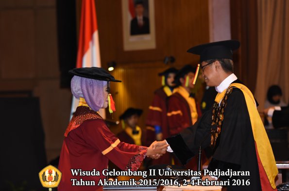 Wisuda Unpad Gel II TA 2015_2016   Fakultas Mipa oleh Rektor  060