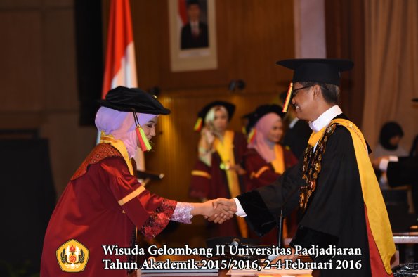 Wisuda Unpad Gel II TA 2015_2016   Fakultas Mipa oleh Rektor  066