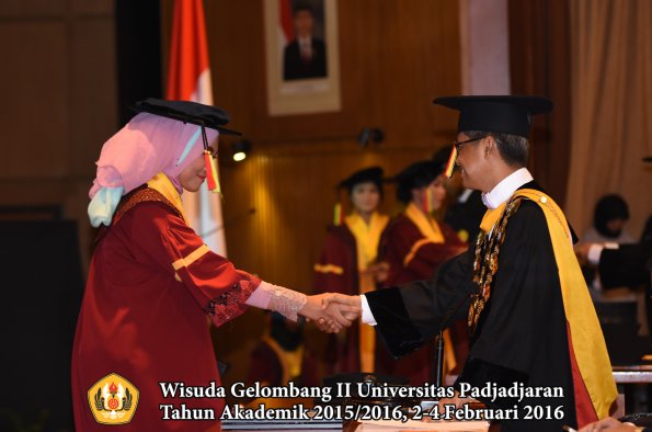 Wisuda Unpad Gel II TA 2015_2016   Fakultas Mipa oleh Rektor  069