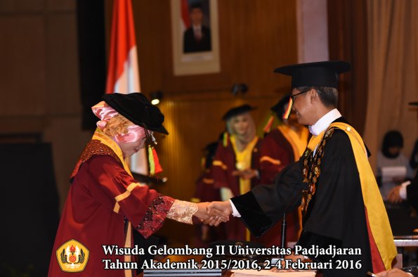 Wisuda Unpad Gel II TA 2015_2016   Fakultas Mipa oleh Rektor  077