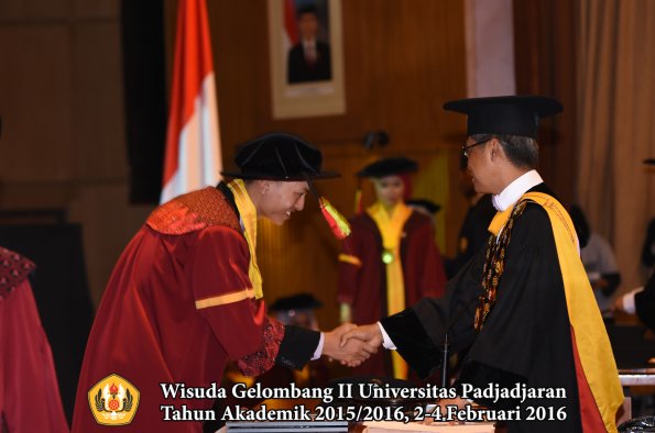 Wisuda Unpad Gel II TA 2015_2016   Fakultas Mipa oleh Rektor  089