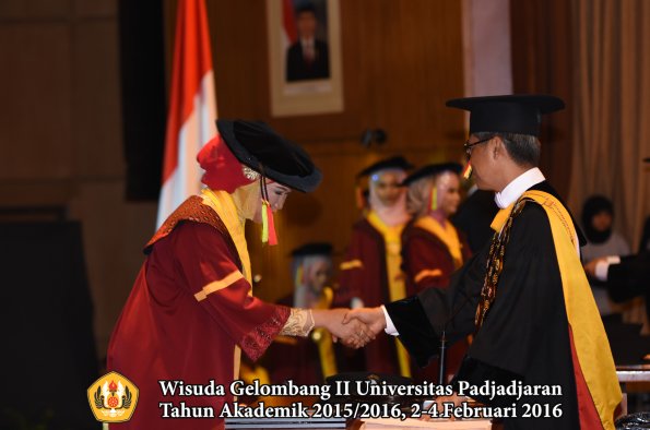 Wisuda Unpad Gel II TA 2015_2016   Fakultas Mipa oleh Rektor  090