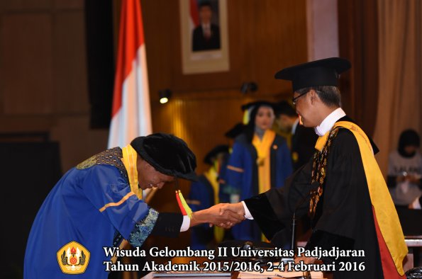 Wisuda Unpad Gel II TA 2015_2016   Fakultas Mipa oleh Rektor  204
