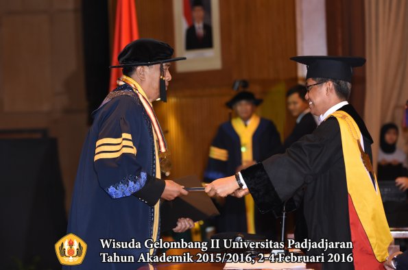 Wisuda Unpad Gel II TA 2015_2016  Fakultas Teknik Geologi oleh Rektor  002