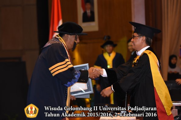 Wisuda Unpad Gel II TA 2015_2016  Fakultas Teknik Geologi oleh Rektor  003