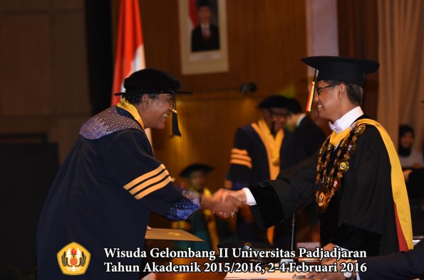 Wisuda Unpad Gel II TA 2015_2016  Fakultas Teknik Geologi oleh Rektor  004
