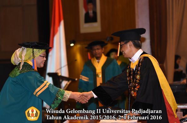 Wisuda Unpad Gel II TA 2015_2016  Fakultas Teknik Geologi oleh Rektor  006