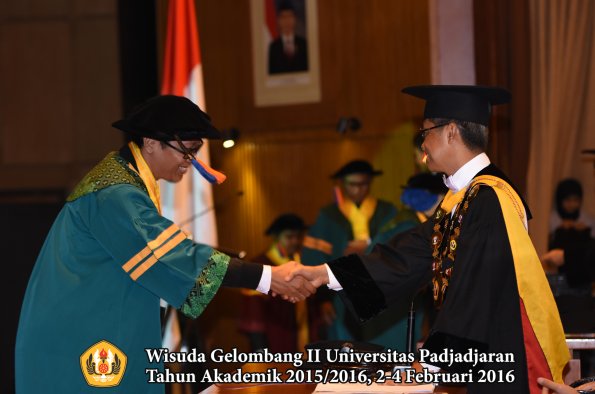 Wisuda Unpad Gel II TA 2015_2016  Fakultas Teknik Geologi oleh Rektor  010