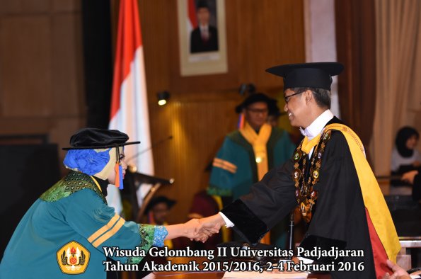 Wisuda Unpad Gel II TA 2015_2016  Fakultas Teknik Geologi oleh Rektor  011