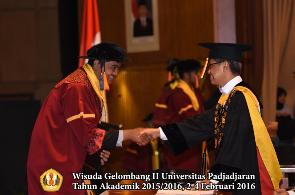 Wisuda Unpad Gel II TA 2015_2016  Fakultas Teknik Geologi oleh Rektor  013