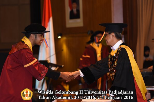 Wisuda Unpad Gel II TA 2015_2016  Fakultas Teknik Geologi oleh Rektor  014