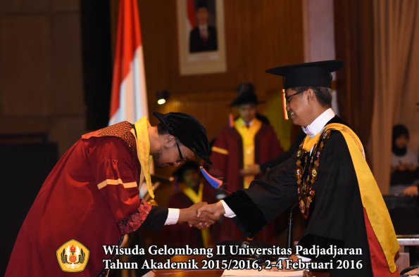 Wisuda Unpad Gel II TA 2015_2016  Fakultas Teknik Geologi oleh Rektor  015