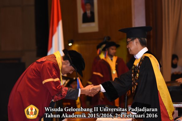 Wisuda Unpad Gel II TA 2015_2016  Fakultas Teknik Geologi oleh Rektor  016