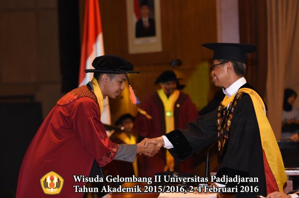Wisuda Unpad Gel II TA 2015_2016  Fakultas Teknik Geologi oleh Rektor  018